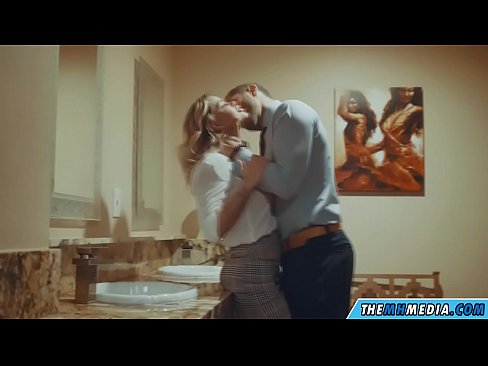 ❤️ Pamene blonde wabusty akunyengererani m'chimbudzi cha anthu onse Kugonana pa ny.porno24-7.ru  ❌️❤